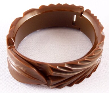 BB205 brown leaf carved hinged bakelite bangle